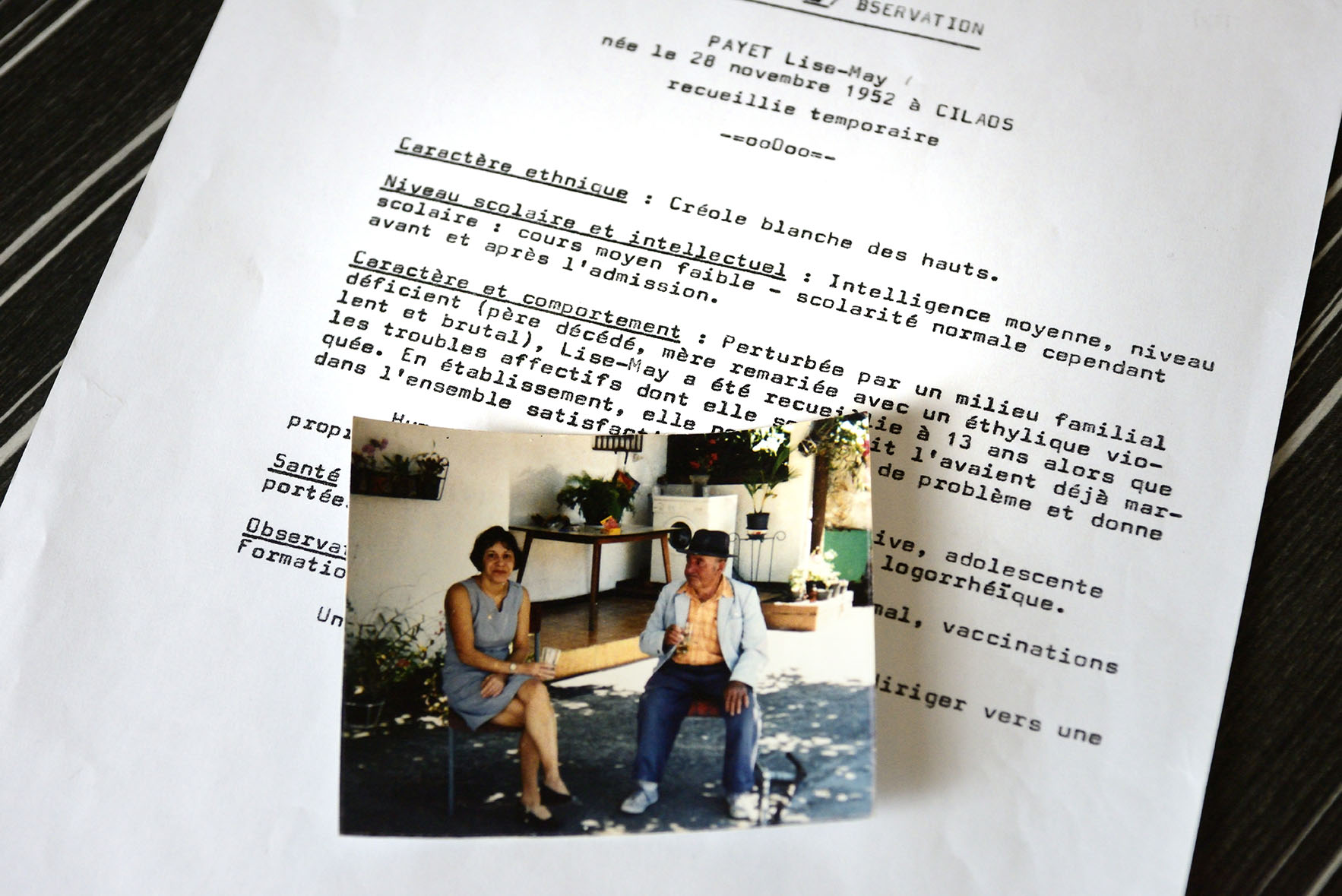 Lise May me montre une photographie qui date de 1994 qui la montre avec son père. Père qu’elle a retrouvé grâce à un grand-frère resté à la Réunion.  Puis me présente une fiche de son dossier où il est indiqué que son père est bien décédé.